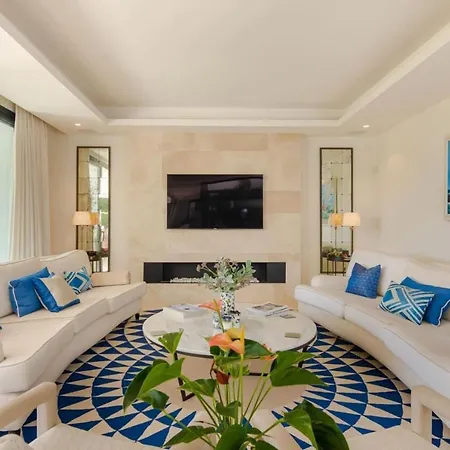 Moderna De Lujo Con Piscina Privada Y Hermosa Vista Villa