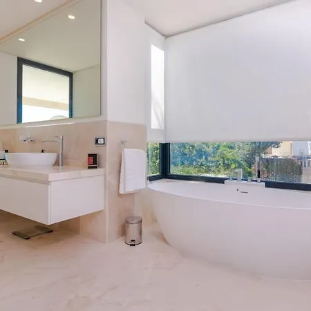 Moderna De Lujo Con Piscina Privada Y Hermosa Vista Villa
