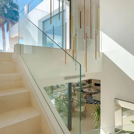 Moderna De Lujo Con Piscina Privada Y Hermosa Vista